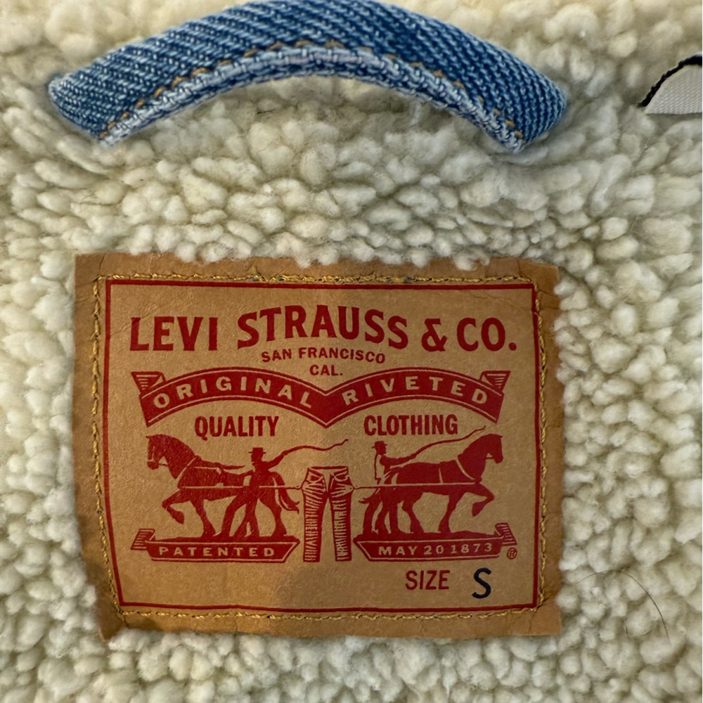 Levi's Denim Sherpa Trucker Jacket Size Small. NWOT - Picture 3 of 4